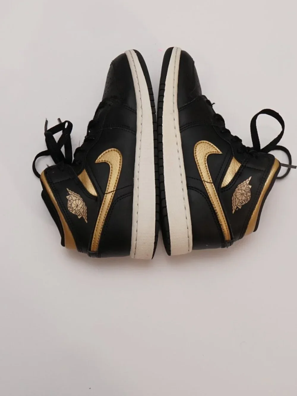 Nike Boys Air Jordan 1 Mid DQ8424-071 Black Gold-Tone Sneaker Size 3Y